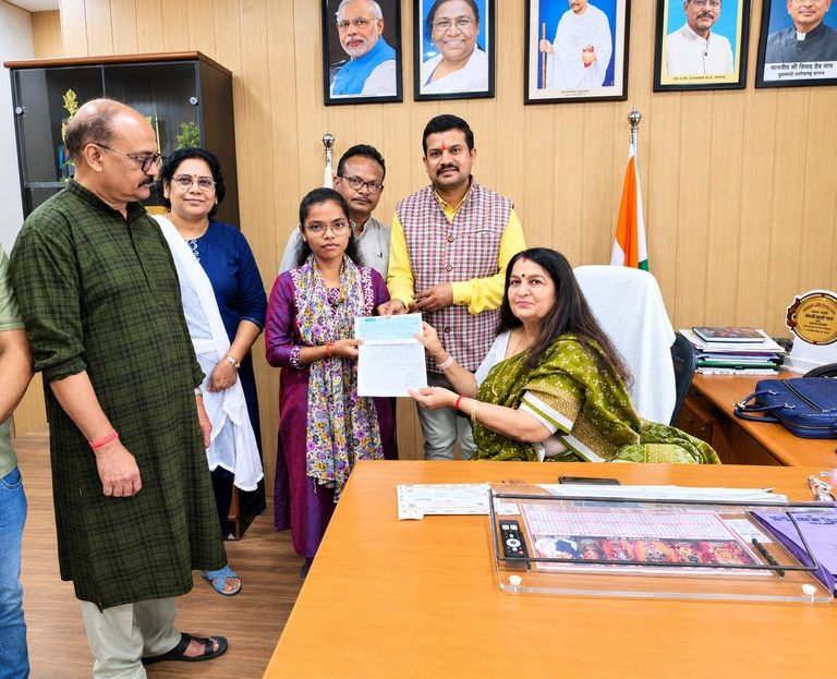 खैरागढ़. गरीबी के आगे नहीं झुकी नम्रता की पढ़ाई, कुलपति ने माफ किया विलंब शुल्क; कर्मचारी संघ ने भरी प्रवेश फीस