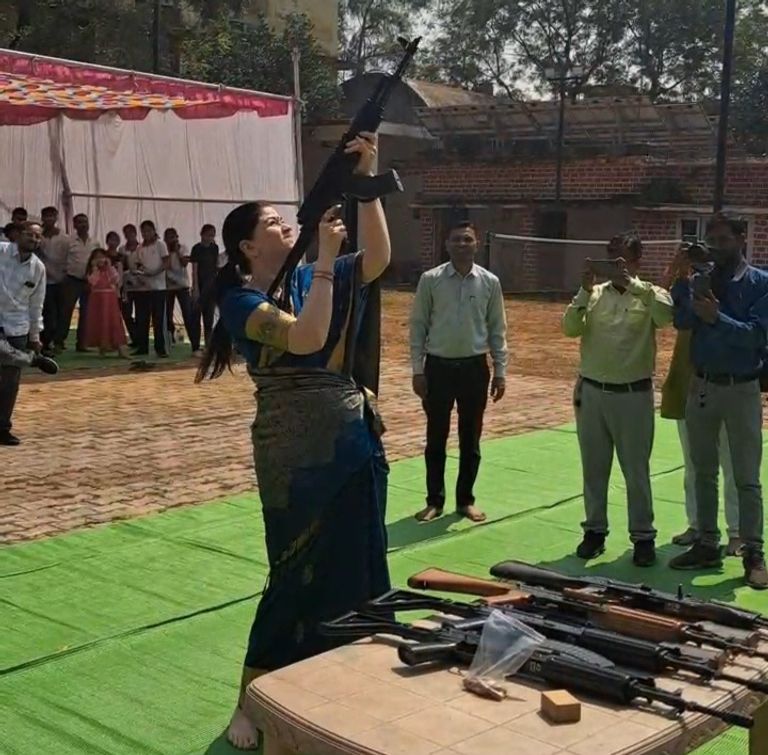 राजनांदगांव. हर्ष फायर पर घिरी एसपी अंकिता शर्मा, वायरल वीडियो के बाद पुलिस मुख्यालय ने थमाया स्पष्टीकरण नोटिस