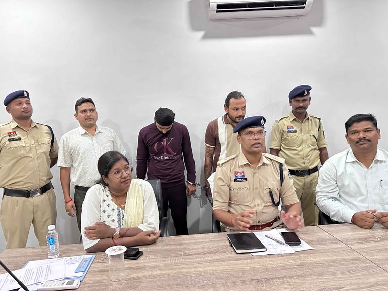 खैरागढ़. कमीशन पर बैंक खाते, ठगी की रकम और डॉलर का खेल! 1.86 लाख की साइबर धोखाधड़ी में उत्तराखंड-दिल्ली से दो गिरफ्तार