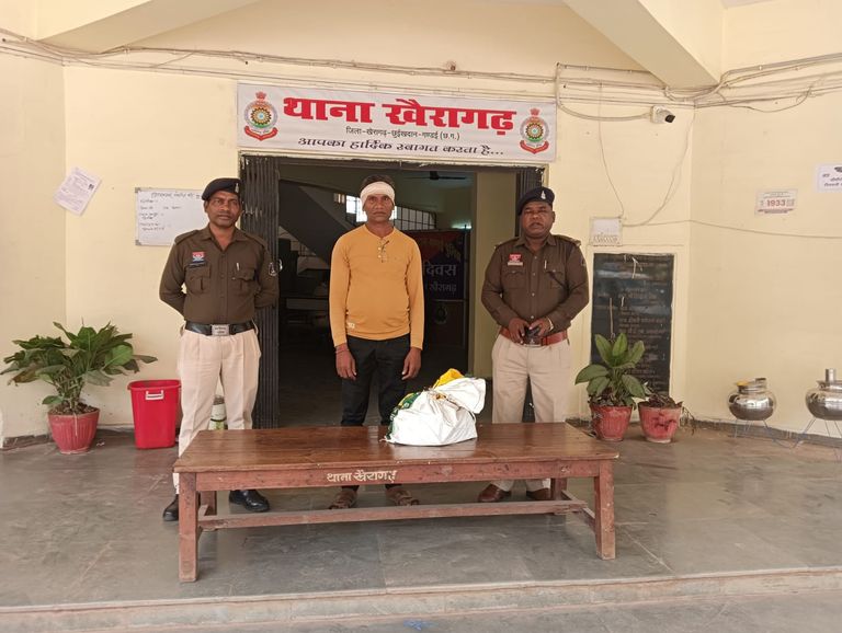 अवैध शराब बिक्री पर पुलिस की बड़ी कार्रवाई, 32 पौवा अंग्रेजी शराब सहित आरोपी गिरफ्तार