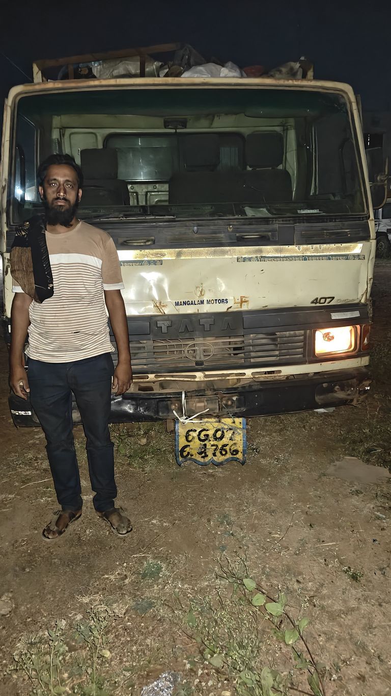 दाऊचौरा में अवैध कबाड़ का कारोबार करने वाला आरोपी गिरफ्तार, मेटाडोर सहित कबाड़ जप्त