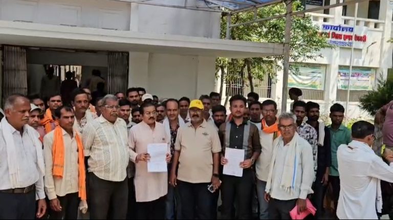 डोकराभाठा सेवा सहकारी समिति में लाखों का खाद घोटाला, किसानों के नाम पर फर्जी KCC कर्ज चढ़ाया गया