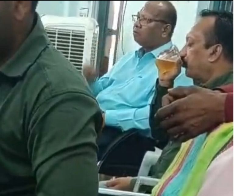 खैरागढ़ एक्सप्रेस की खबर का असर: आबकारी विभाग के दो कर्मचारी निलंबित
