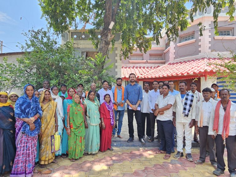 मड़ौदा में श्रीराम मंदिर के सामने कथित अवैध निर्माण पर बढ़ा जनआक्रोश निषाद समाज ने सौंपा ज्ञापन