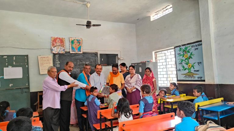 तिलक लगाकर हुआ नौनिहालों का स्वागत, दाऊचौरा स्कूल में हर्षोल्लास से मना प्रवेश उत्सव