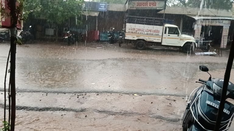 दिनभर की उमस के बाद झमाझम बारिश ने दी राहत, मौसम हुआ सुहाना