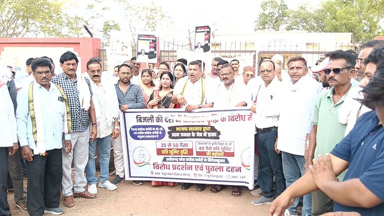 बिजली दर वृद्धि के खिलाफ कांग्रेस का उग्र प्रदर्शन, विद्युत कार्यालय का घेराव, मुख्यमंत्री का पुतला दहन