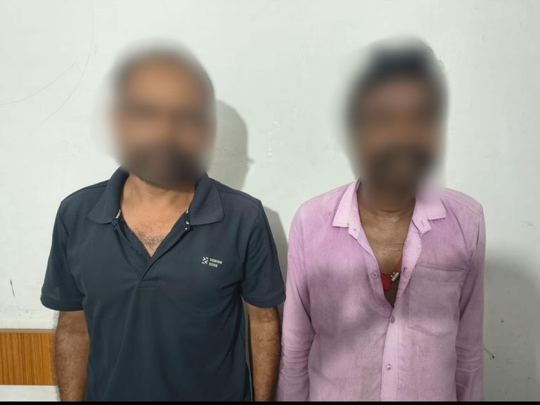 नदी किनारे जुआ खेलते दो आरोपी गिरफ्तार, 1520 रुपये और ताश जब्त