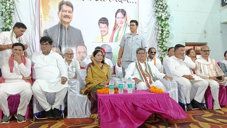 खैरागढ़ पहुंचे चरण दास महंत, कांग्रेसियों ने किया भव्य स्वागत; मंच पर गूंजी एकता की बात, कुर्सियों से गायब दिखे कई बड़े चेहरे