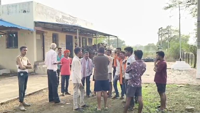 विद्युत विभाग की लापरवाही पड़ी भारी: करंट की चपेट में आए तीन मजदूर, एक की मौत दो घायल