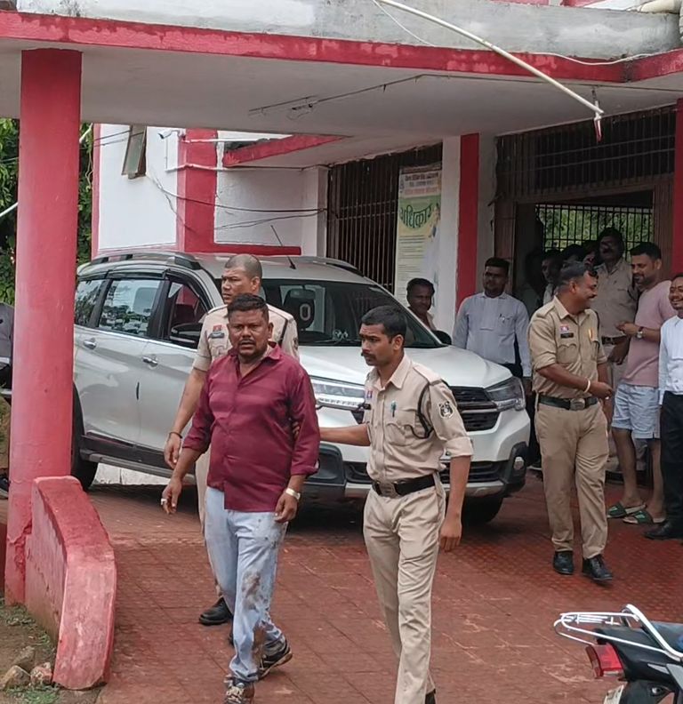 न्यायालय परिसर के बाहर पत्रकार से मारपीट, पत्रकार संघ में आक्रोश