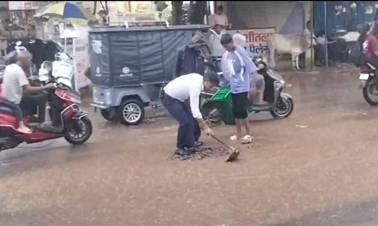 बारिश में गड्ढों का गढ़ बना खैरागढ़, जब जिम्मेदार रहे बेखबर तो खाकी बनी जनता का सहारा