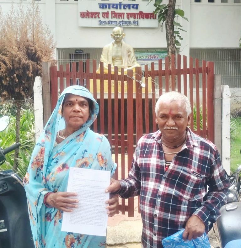 प्रधान आरक्षक शीतल यादव की आत्महत्या पर उठे सवाल; माता-पिता ने की निष्पक्ष जांच की मांग, पोते को नौकरी देने की मांग कलेक्टर को सौंपा ज्ञापन