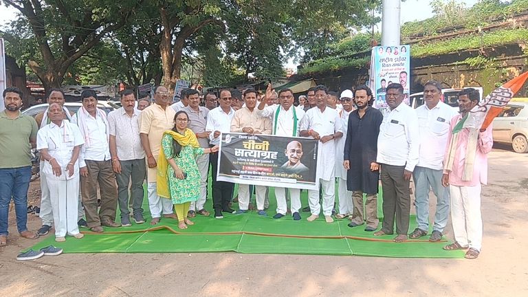 शक्कर के दामों ने चढ़ाया सियासी पारा, अंबेडकर चौक पर कांग्रेस का ‘शक्कर सत्याग्रह