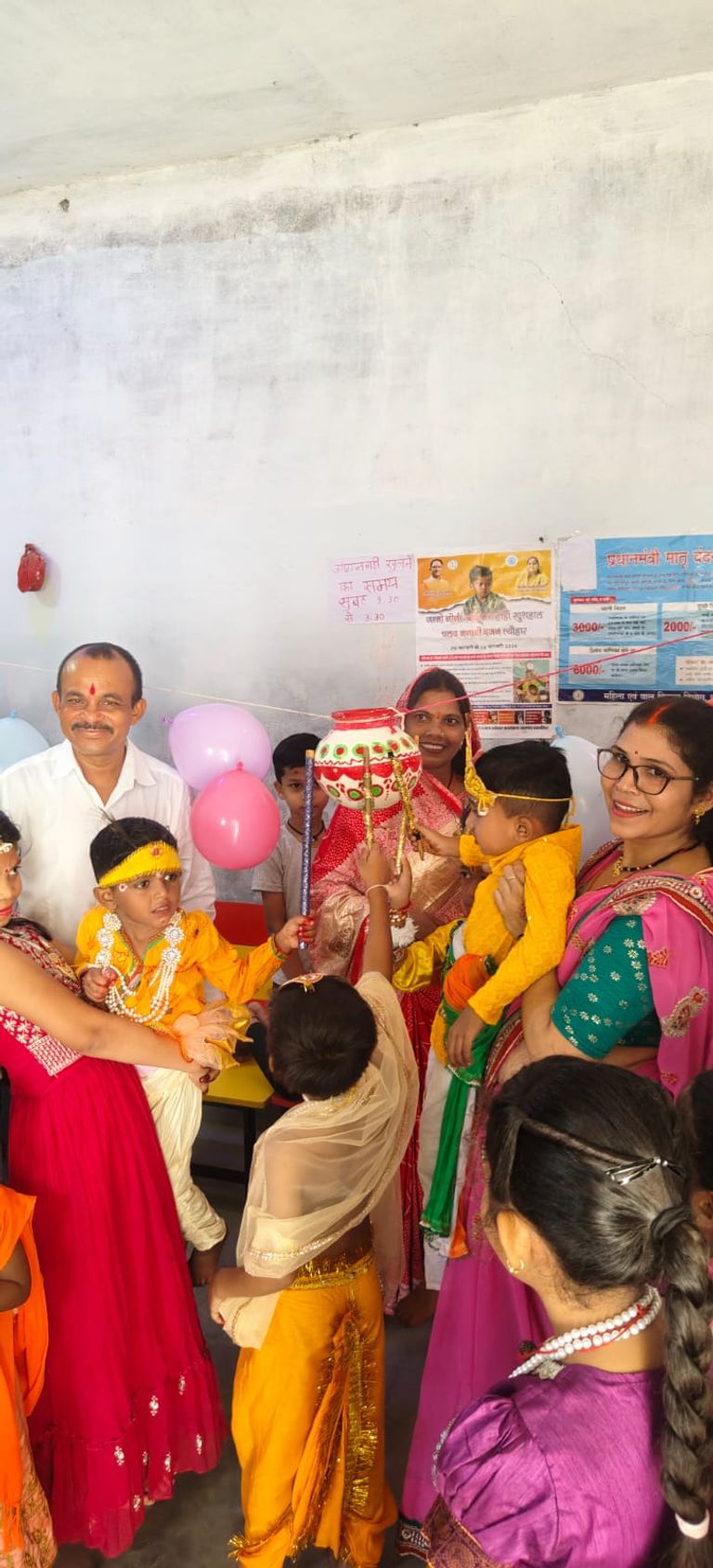 दाऊचौरा वार्ड क्रमांक 16 के आंगनबाड़ी केंद्र में बच्चों ने राधा-कृष्ण का रूप धारण कर मन मोहा