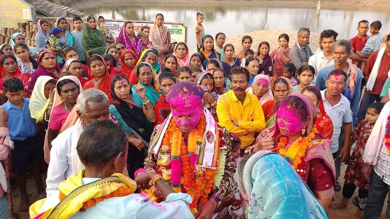 सेवा से सम्मान तक: सीआरपीएफ से रिटायर होकर लौटे लोकनाथ खरे का गांव अरजपुरी में भव्य स्वागत