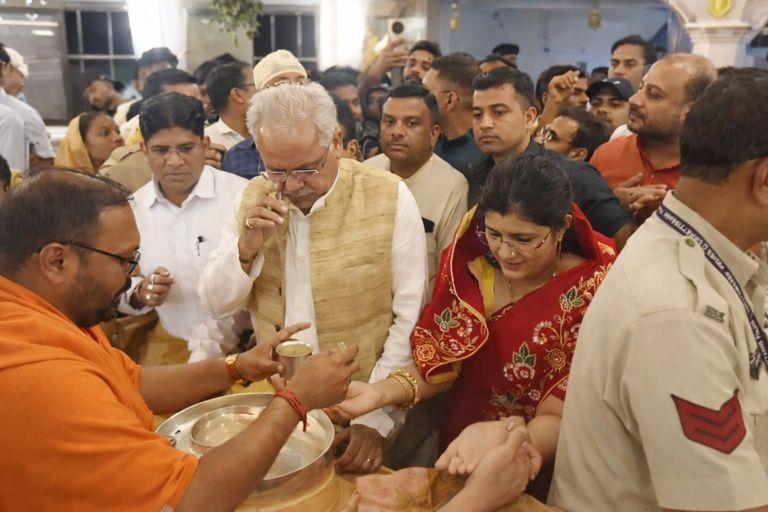 पूर्व मुख्यमंत्री भूपेश बघेल ने डोंगरगढ़ पहुंचकर किए मां बमलेश्वरी के दर्शन