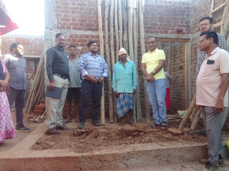 जिला पंचायत सीईओ का पीएम आवास कार्यों का निरीक्षण, निर्माण शीघ्र पूर्ण करने के निर्देश