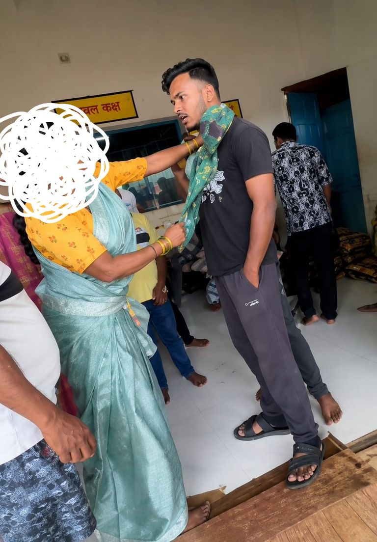 अन्न मांगा तो मिला तमाचा! राशन दुकान में महिला संचालिका पर हितग्राही से मारपीट का आरोप, ग्रामीणों का फूटा गुस्सा!
