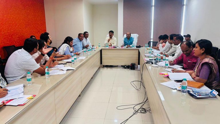 खरीफ सीजन की तैयारियों पर फोकस, धान उठाव, उर्वरक आपूर्ति और कर्मचारी हितों पर अहम फैसले।