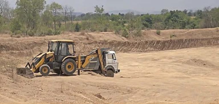 शासकीय तालाब की मिट्टी से कोड़ेगांव सरपंच परिवार के खेत का समतलीकरण! पंचायत प्रस्ताव की आड़ में सार्वजनिक संपत्ति के दोहन का आरोप