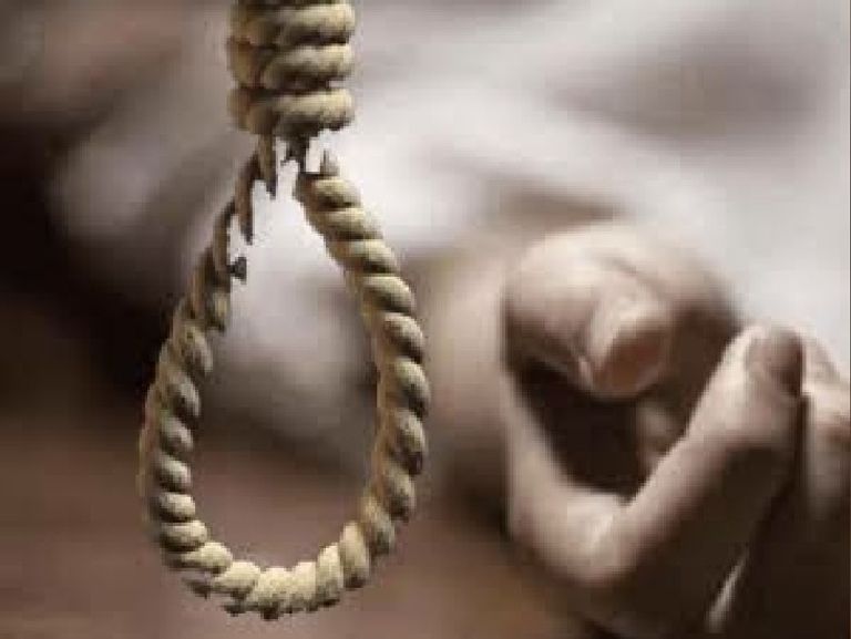 घर से निकले वृद्ध ने नदी किनारे पेड़ पर लगाई फांसी।