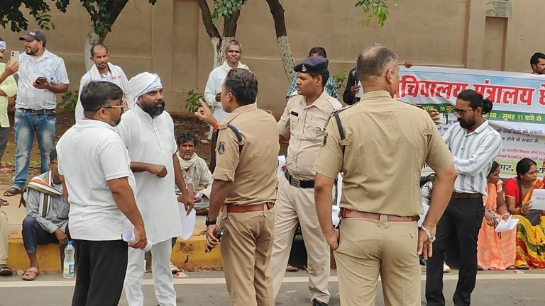 पुलिस को चकमा देकर मंत्रालय के ठीक सामने, मौन प्रदर्शन करने में सफल हुए किसान और महिलाएं