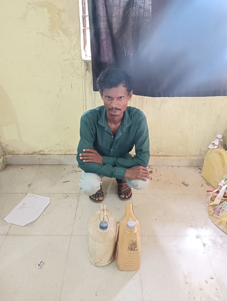 कच्ची महुआ शराब के साथ एक आरोपी गिरफ्तार।