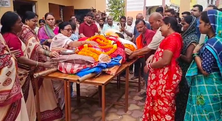 55 साल की गुरुसेवा का हुआ भावुक अंत, जिस विद्यालय में पीढ़ियों को दिए संस्कार, उसी आंगन से निकली राज दीदी की अंतिम यात्रा।