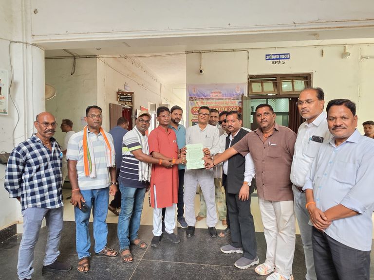 29 लाख की सीसी सड़क पर संग्राम, कांग्रेस पहुंची कलेक्टर दरबार, निष्पक्ष जांच नहीं हुई तो उग्र आंदोलन की चेतावनी।