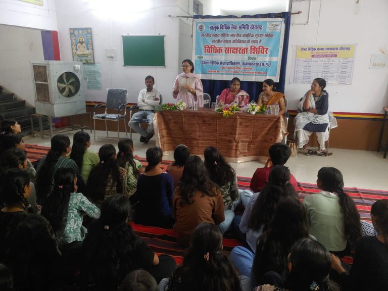 विश्व आदिवासी दिवस पर बालिकाओं को मिला कानून का पाठ, न्यायाधीशों ने बताए अधिकार और सुरक्षा के कानूनी प्रावधान
